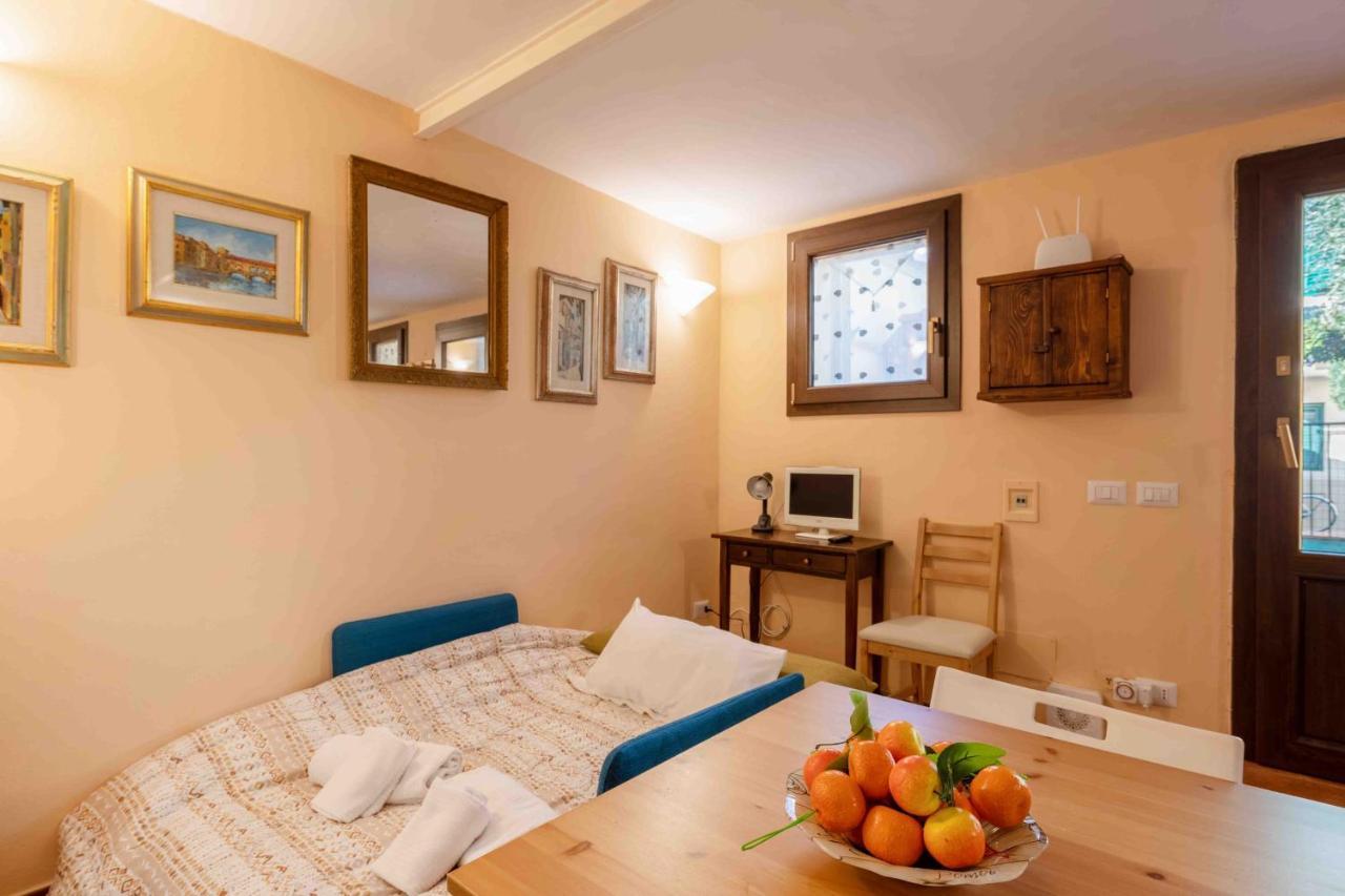 Appartamento San Frediano Cozy Studio With Private Patio Firenze Esterno foto